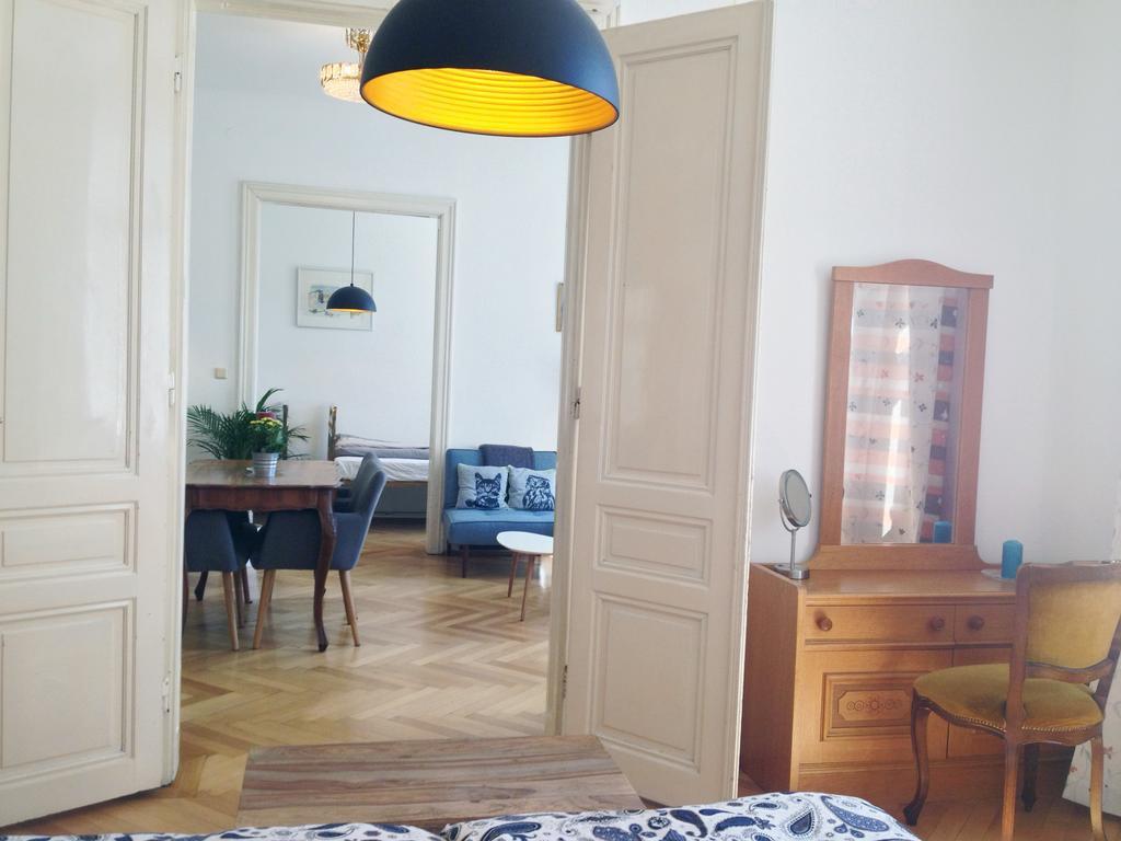 Big Vintage Style Flat Near Schonbrunn Apartment เวียนนา ภายนอก รูปภาพ