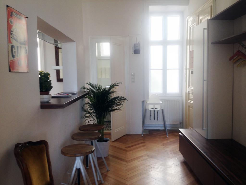 Big Vintage Style Flat Near Schonbrunn Apartment เวียนนา ภายนอก รูปภาพ